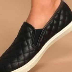 BLACK STEVE MADDEN SLIP ONS SIZE 8.5